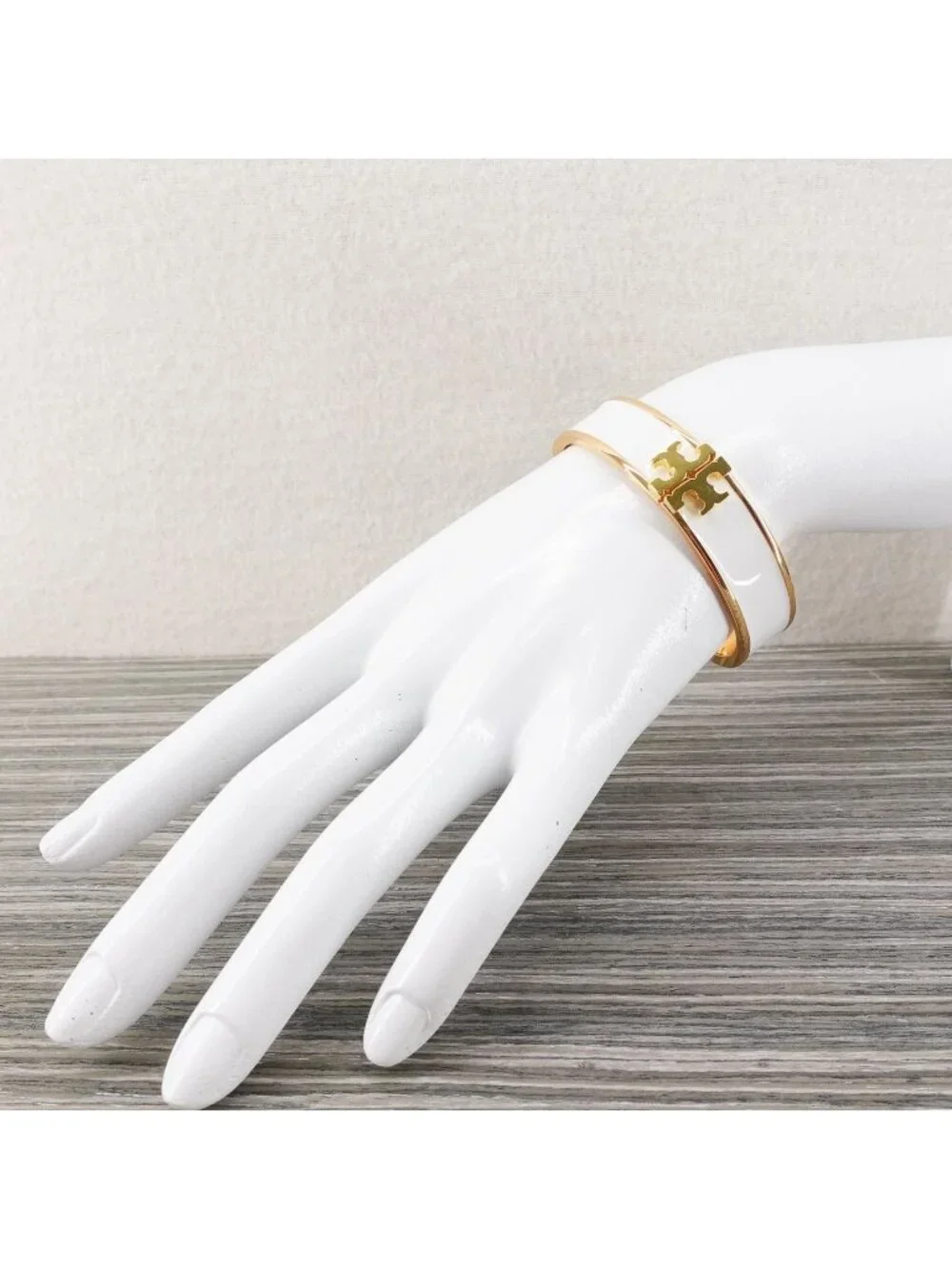 Tory Burch Enameled Kira Logo Hinged Bracelet Gold/ Ivory OS